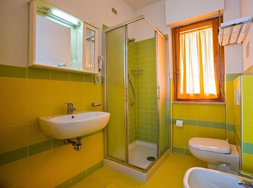 Hotel Esperia Альба-Адриатика Экстерьер фото